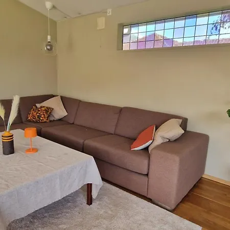 Hus Ved Sjoen, Med Og Naust