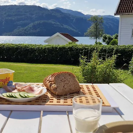 Hus Ved Sjoen, Med Og Naust *