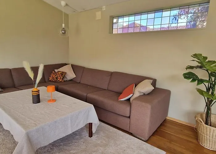 Hus Ved Sjoen, Med Og Naust