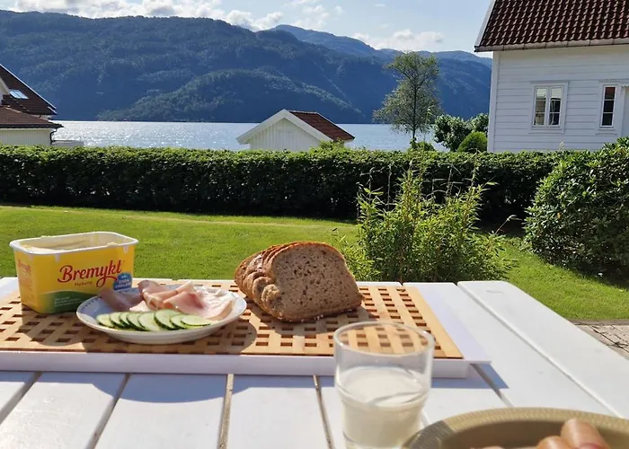 Hus Ved Sjoen, Med Og Naust *