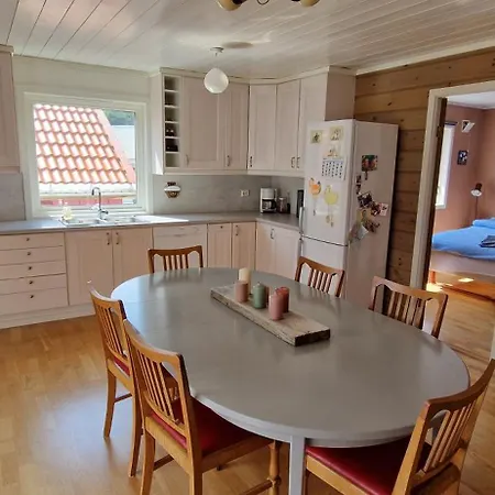 Hus Ved Sjoen, Med Og Naust Ferienhaus